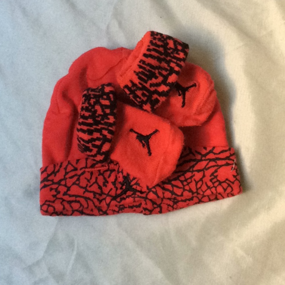 New born Michael   Jordan hat and socks